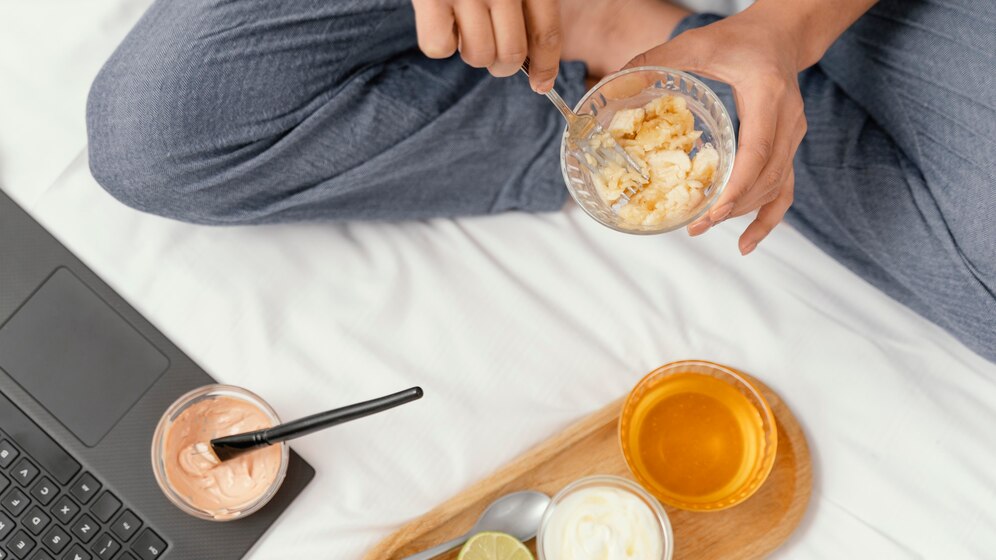 The Relationship Between Diet and Sleep: How What You Eat Affects Your Rest